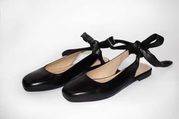 Ballerina negra amarrar tobillo